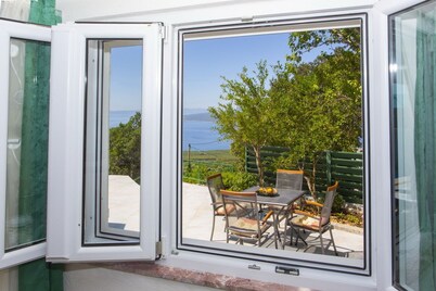 Cottage with pool and sea view