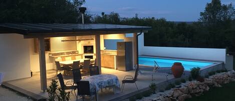 تناول الطعام بالخارج