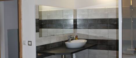 Douche, sèche-cheveux, serviettes fournies