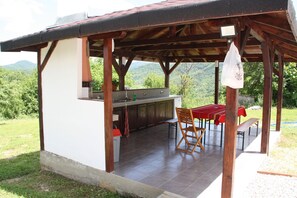Outdoor dining - A ROOF ON THE GRASS (Kolari)