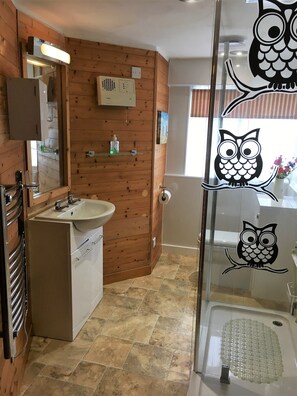 Shower, hair dryer, towels, toilet paper - Traditional highland cottage with magnificent panoramic views  (invernesshire)