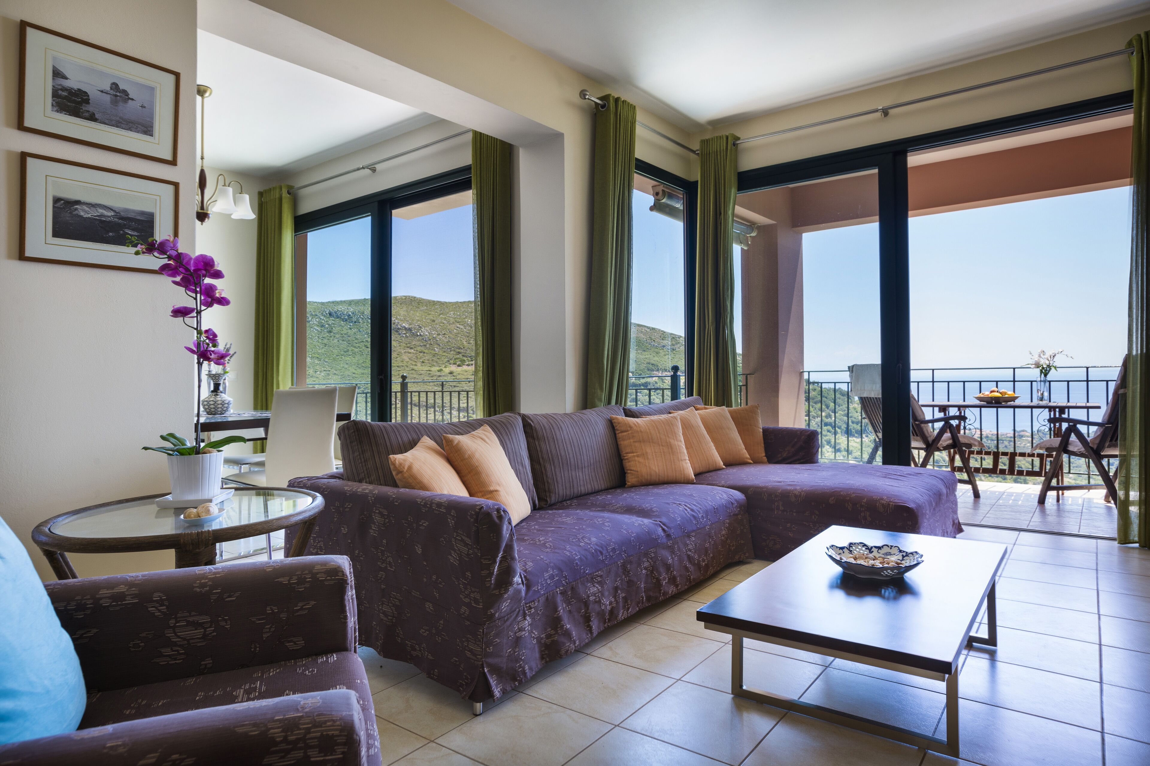 Smart-tv, dvd-spelare, ett bordtennisbord och böcker