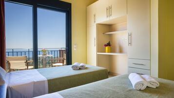 3 chambres, bureau, fer et planche Ă repasser, lit parapluie