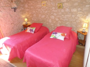 3 habitaciones, tabla de planchar con plancha y wifi gratis 