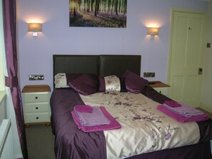 3 soverom, skrivebord, strykejern/-brett og reiseseng for barn