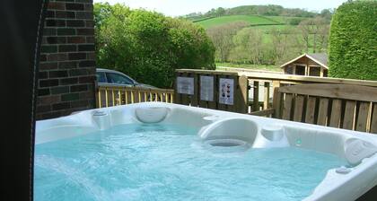Bevan House. Detached House With It's Own Private Hot Tub Outside & Free WI FI.
