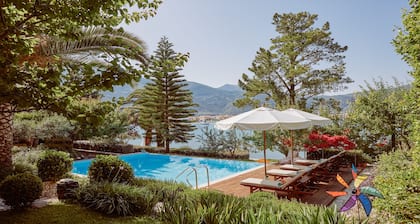 Villa Yalenia -Elégante et unique propriété pied dans l'eau ponton privé piscine