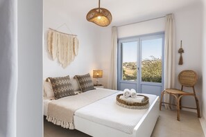 5 bedrooms, iron/ironing board, WiFi, bed sheets