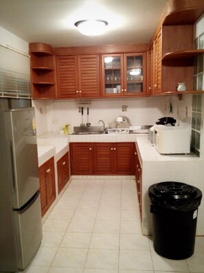 ثلاجة، ميكروويف، موقد طهي مسطح، ماكينة لصنع القهوة/الشاي