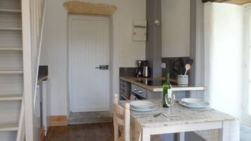 Een koelkast, een oven, een kookplaat, een vaatwasser