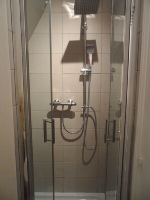 Hair dryer, towels, toilet paper - Newly renovated tower in the picturesque Dordogne valley. (Carlux)