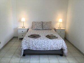 3 habitaciones, tabla de planchar con plancha y cuna de viaje 