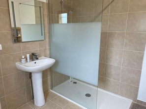 Combined shower/tub, hair dryer, towels - Secluded Villa With Private Pool (Lodève)