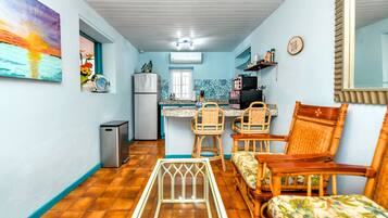 Een koelkast, een magnetron, een kookplaat