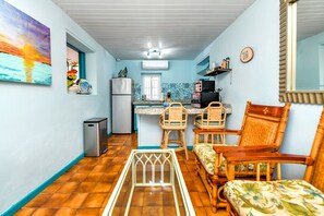 Kühlschrank, Mikrowelle, Herdplatte, Wasserkocher mit Kaffee-/Teezubehör