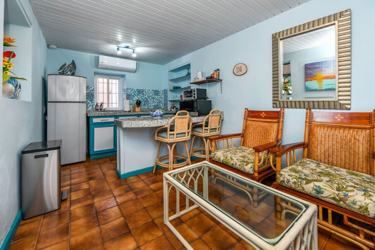 Refrigerador, microondas, parrilla de estufa y cafetera y tetera 