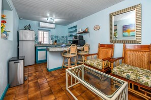 Kühlschrank, Mikrowelle, Herdplatte, Wasserkocher mit Kaffee-/Teezubehör