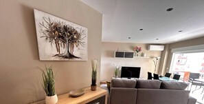 Smart TV, fireplace, stereo