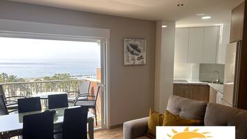 Una Smart TV, una chimenea, un reproductor estéreo