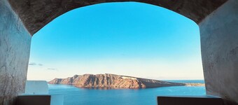 Incredible caldera views! Full sunset, private, spacious, housekeeping - Oia!