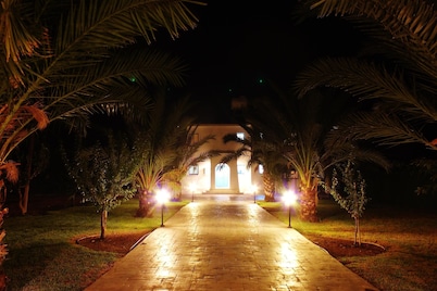 Luxury Villa With Swimming Pool, 3 Minutes From The Beach Ang Big Private Garden