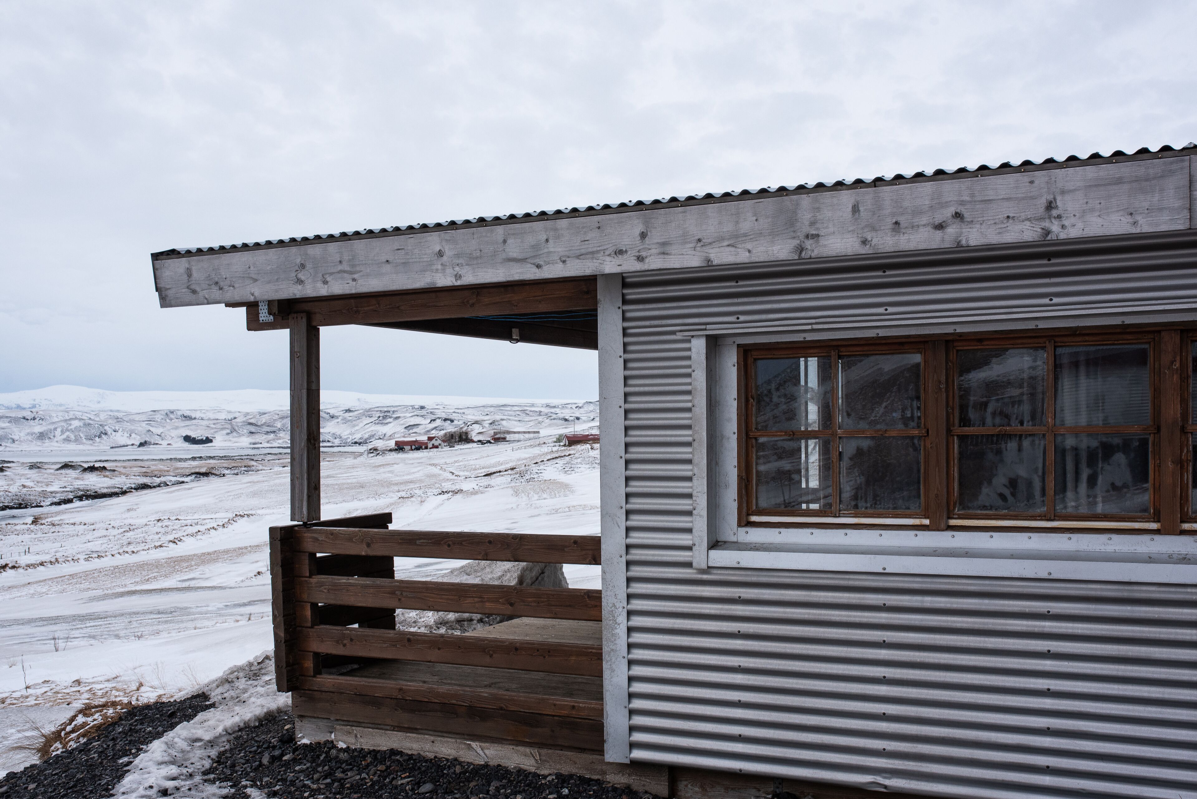 Un petit bâtiment d’un seul étage, doté d’un toit en tôle ondulée et d’un porche en bois.