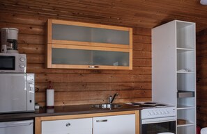 Réfrigérateur, un four, surface de cuisson, lave-vaisselle