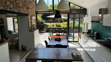 Køleskab, mikrobølgeovn, ovn, kogeplade