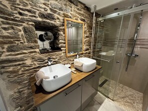 Douche, séchoir à cheveux, serviettes fournies, savon