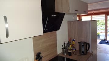 Fridge, oven, stovetop, coffee/tea maker