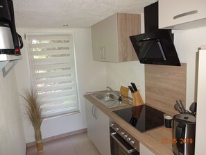 Kühlschrank, Ofen, Herdplatte, Wasserkocher mit Kaffee-/Teezubehör