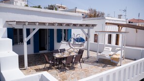 Outdoor dining - The Veranda of Gavrion - Deluxe Cycladic House with Splendid Seaview  (Gavrio)