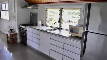 Frigorífico, microondas, horno y cafetera o tetera
