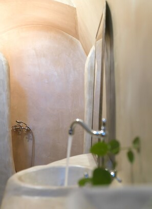 Een douche, een haardroger, handdoeken, zeep