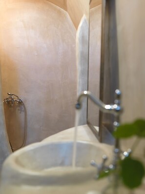 Suihku, hiustenkuivaaja, pyyhkeet, saippua