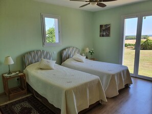 4 bedrooms, iron/ironing board, free WiFi, bed sheets - Villa with Stunning Views, Pool and Fast WiFi (Bezolles)