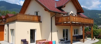 Detached, spacious villa (180m2) directly at the ski slope and swimming pool.