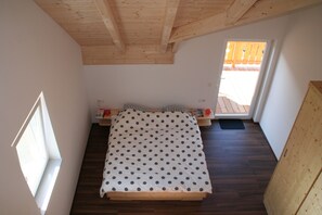 4 Schlafzimmer, Reisekinderbett, kostenloses WLAN, Bettwäsche