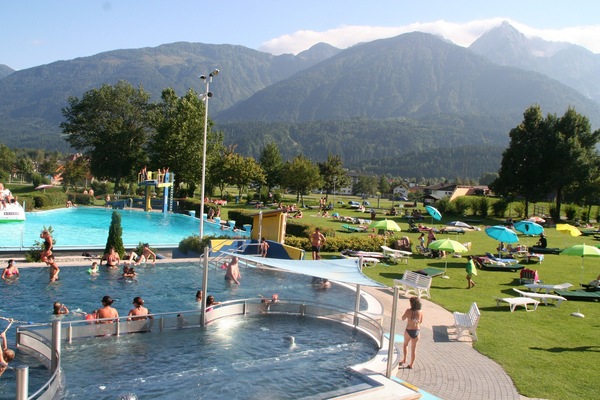 Aussenschwimmbad mit sonnigen Liegewiese