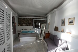 4 bedrooms, in-room safe, desk, iron/ironing board - Private And Secluded Luxury Villa With Pristine Sea/Volcano View (Firostefani)
