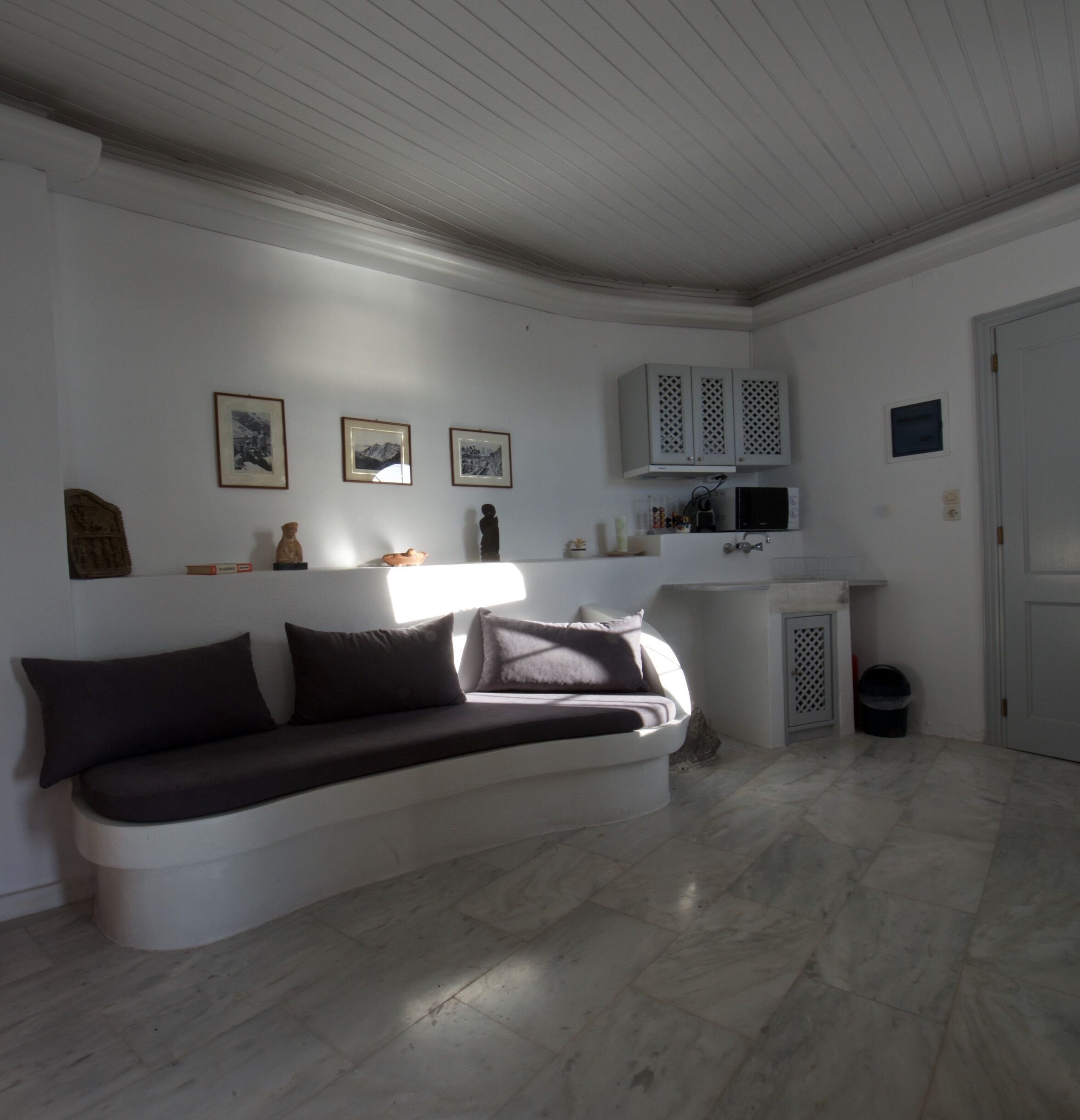 Smart-TV, Kamin, Bücher, Musikbibliothek