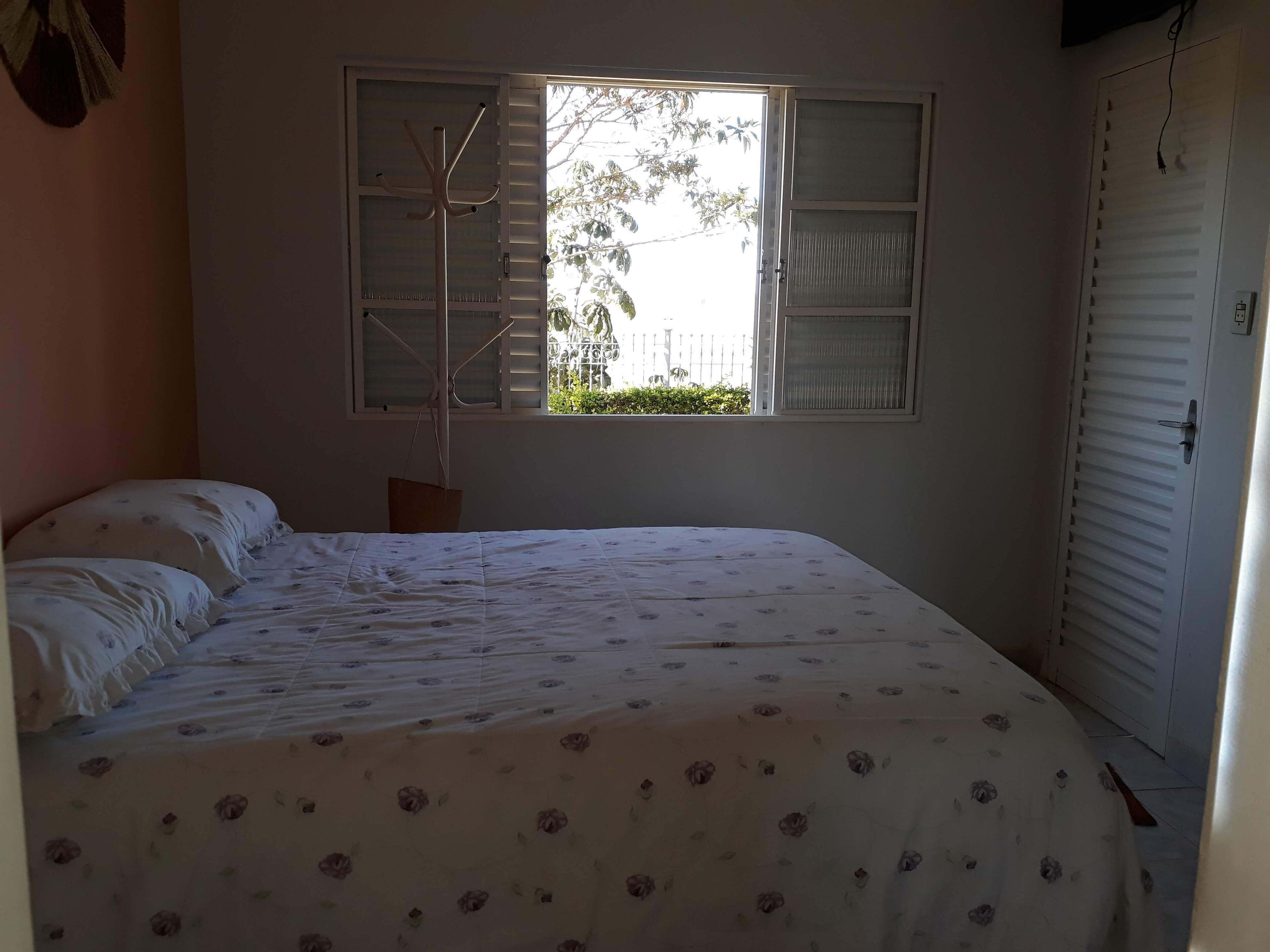 24 quartos, acesso à internet, roupa de cama