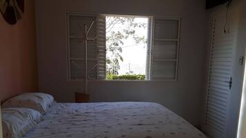 24 quartos, acesso à internet, roupa de cama