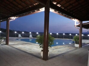 Una piscina al aire libre