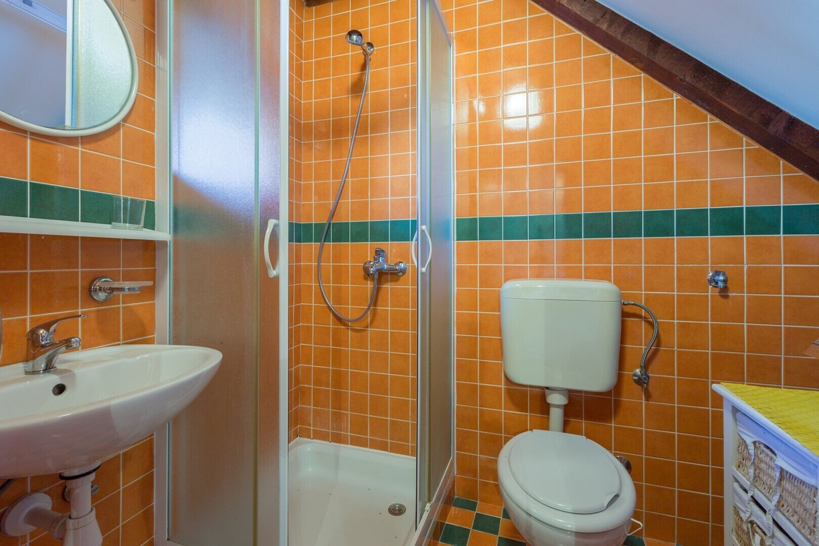 Ein Badezimmer mit Dusche, Toilette und Waschbecken.