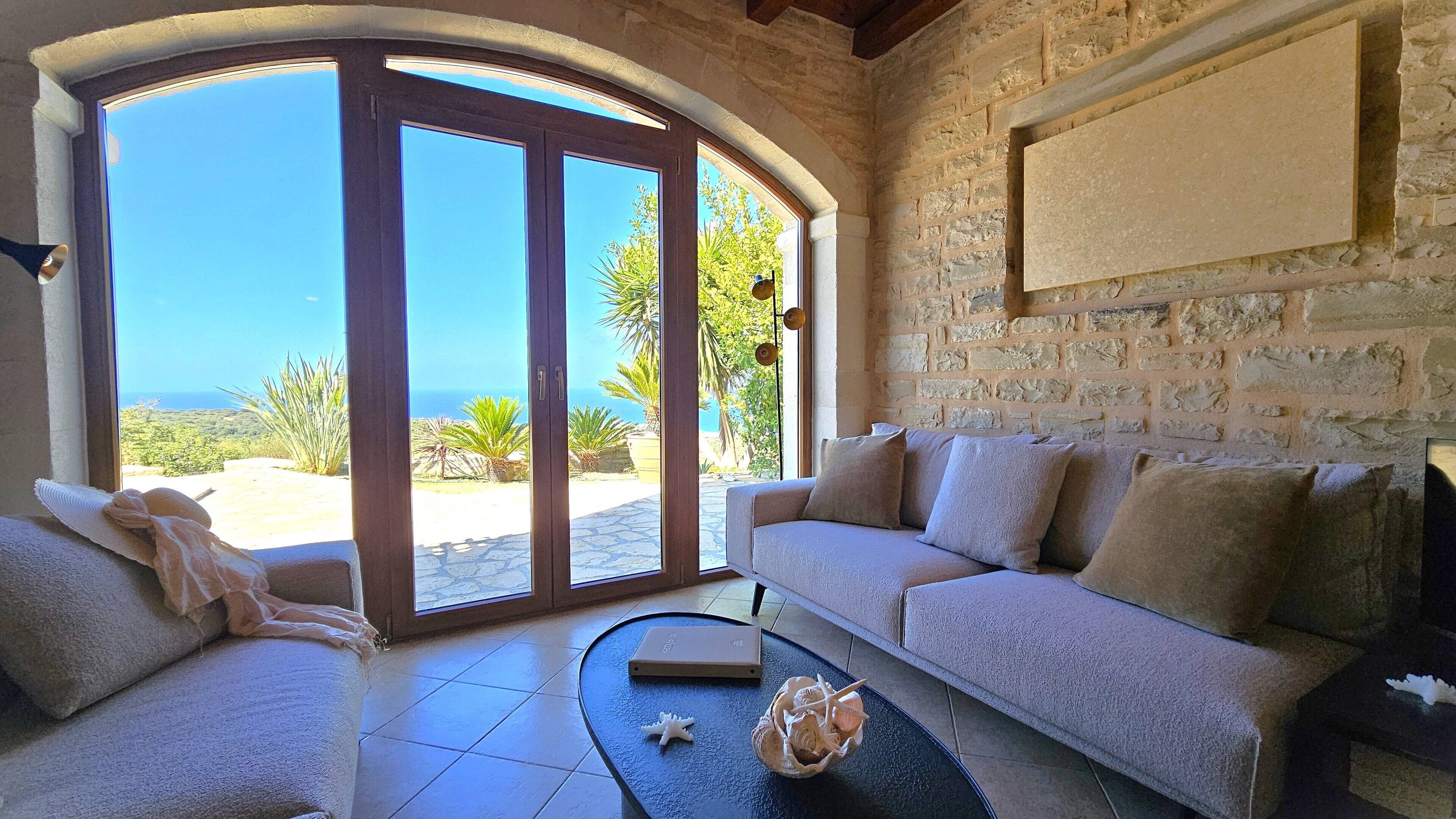 Télévision, lecteur de DVD, livres, chaîne hi-fi