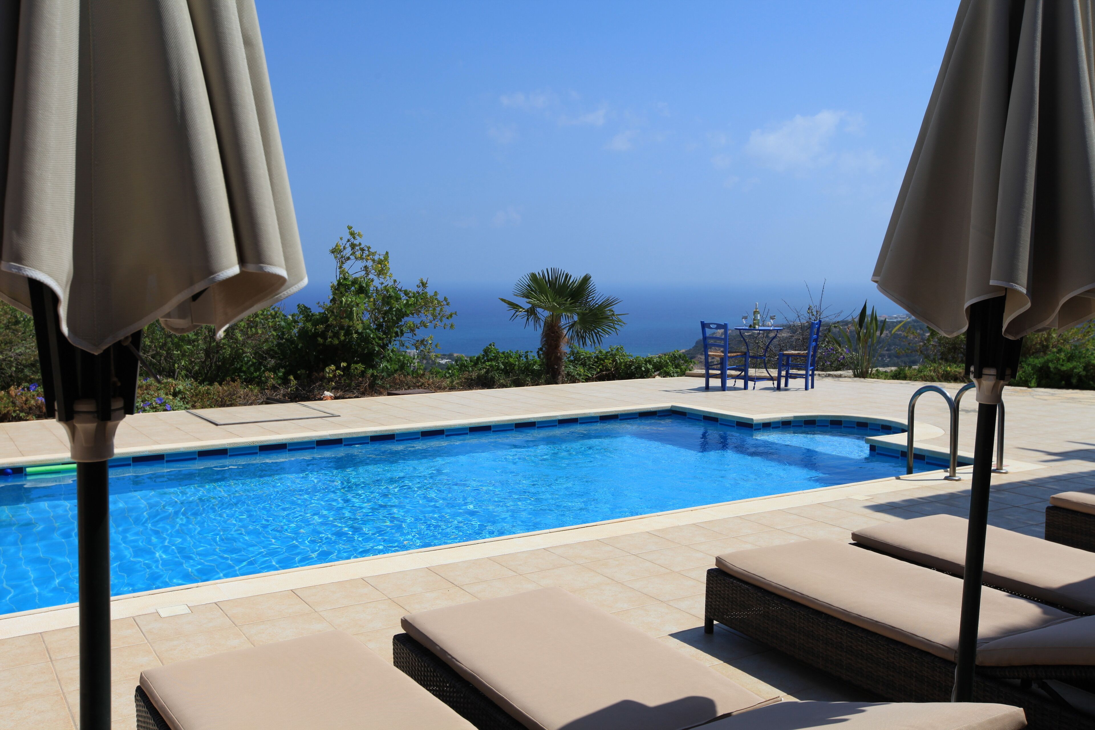 Alberca al aire libre y alberca climatizada