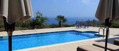 Utendørsbasseng og et oppvarmet basseng