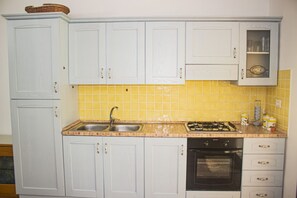 Refrigerador, horno, parrilla de estufa y utensilios de cocina 