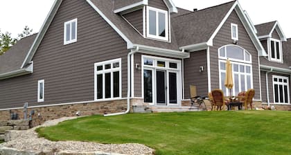 Beautiful Waterfront Home With Swimming Pond - North Unit